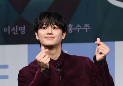 [포토] 이신영, 훈훈한 손가락 하트