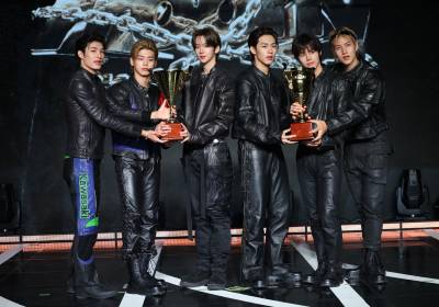 [포토] 82메이저, '트로피' 들고