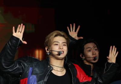 [포토] 82메이저 김도균, 멋지게 꾸미는 '트로피' 무대