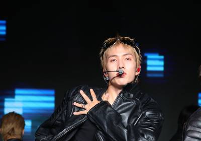 [포토] 82메이저 조성일, '트로피' 무대로 고개가 절로 들썩