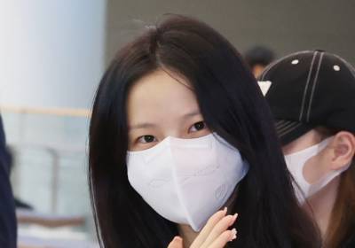 [포토] 케플러 최유진, 무해한 눈빛으로 날리는 손인사