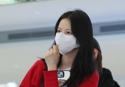 [포토] 키티와 꿀벌 몬치치 달고 입국하는 최유진