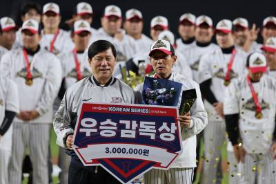 염경엽 감독 "즐기는 건 일주일..내년 시즌 구상"