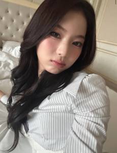 스테이씨 아이사, 치명적 비주얼… 고혹美 폭발한 셀카