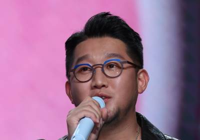 [포토] 인사말 하는 어반자카파 박용인