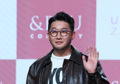 [포토] 손인사 포즈 취하는 어반자카파 박용인