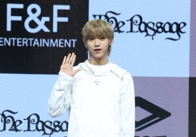 [포토] 아홉 다이스케, 막내의 손인사