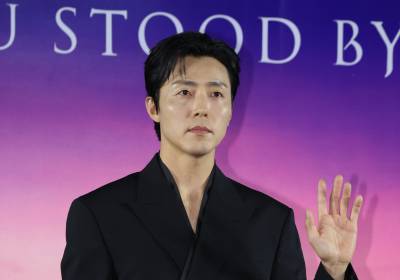 [포토] 이무생, 섹시한 손인사