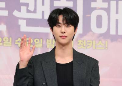 [포토] 김무준, 극중 포토그래퍼 맡았어요 '멋진 화보 포즈'