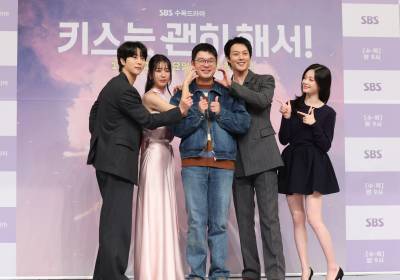 [포토] '키스는 괜히 해서!', 주역들과 감독의 귀여운 포토타임