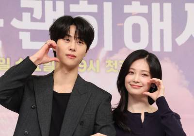 [포토] 김무준-우다비, 사이좋게 팔짱 끼고 볼하트 발사