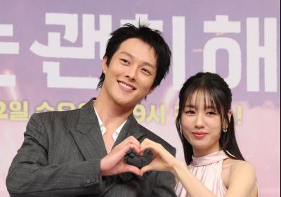 [포토] 안은진-장기용, 귀여운 커플 하트 포즈