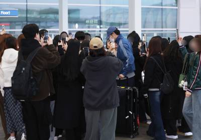 [포토] 팬들에게 둘러싸인 추영우