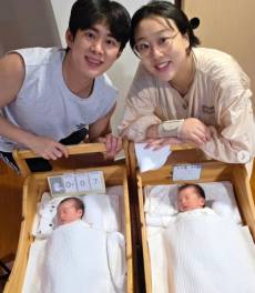 손민수♥임라라, 산후출혈 회복→쌍둥이와 첫 가족사진 ‘뭉클’