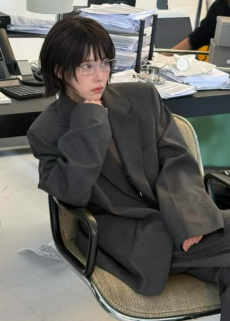 인형인가...아이유, 파격 숏컷에 뽀글머리 '찰떡'