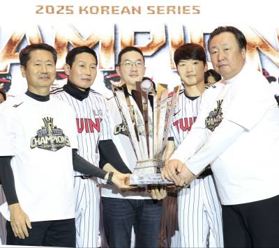 "내년엔 다른 선수가 롤렉스 시계 받았으면" MVP 김현수 명품 시계 번쩍 