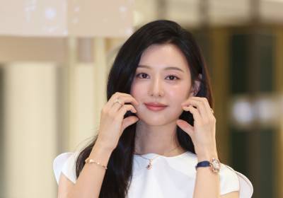 [포토] 김지원, 볼하트로 심장에 두 방 공격