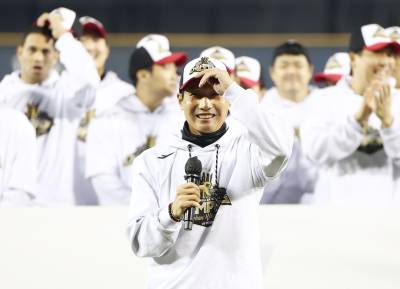 가족도 반대했던 LG행, 염경엽 감독 역대 최고 30억 재계약..."경쟁 아닌 함께하는 문화" [IS 인터뷰]