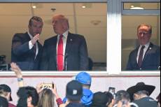 풋볼 선수 시절 소환한 트럼프, "야구 선수도 할 수 있었어" 지인 증언까지