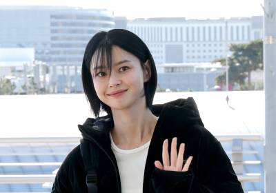 [포토]권나라, 청바지에 흰티 패딩 하나로 완성한 가을 공항패션