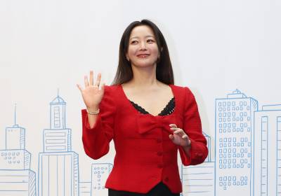 [포토] 김희선, 사랑스러운 걸음걸이