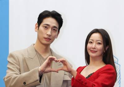 [포토] 윤박-김희선, 귀여운 커플 하트