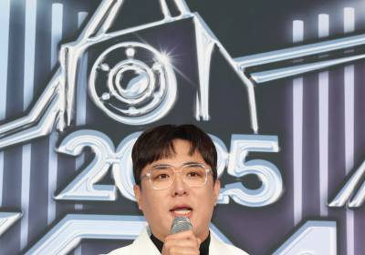 [포토]KGMA 레드카펫 사회보는 MC배