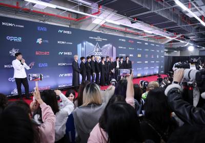 [포토]아이엔아이,'뜨거운 관심 받으며'