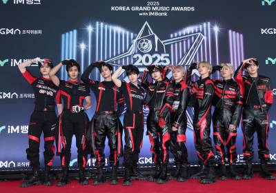 [포토]레이서 복장으로 레드카펫 선 크래비티