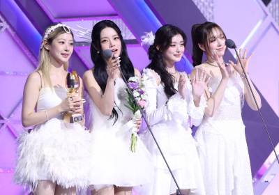 [포토] 피프티피프티, 베스트 아티스트상 받았어요