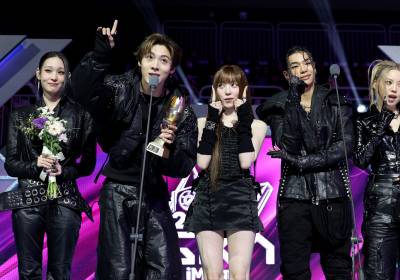 [포토]올데이프로젝트, 수상의 기쁨을 팬들과 함께