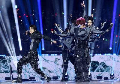 [포토]SMTR25, 사이버틱한 무대에 감탄