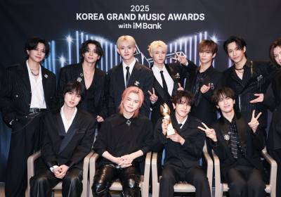 [포토]아이엔아이,'KGMA트로피 들고'