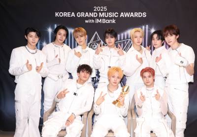 [포토]싸이커스,'KGMA트로피 들고'