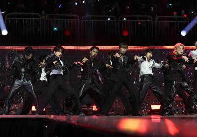 [포토]아이엔아이, 남성미 물씬 칼군무