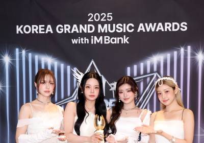 [포토]피프티피프티,'베스트 아티스트10 수상'