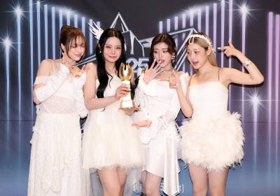 [포토]피프티피프티,'빛나는 트로피와 함께'