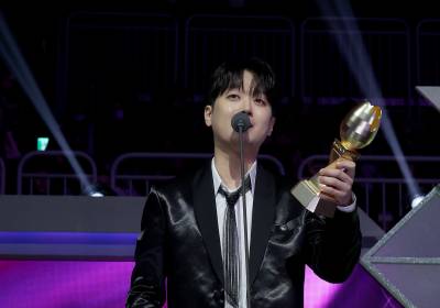 [포토]이찬원, 베스트어덜트컨템포러리상 수상