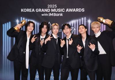 [포토]엑스디너리 히어로즈,'KGMA 트로피 2개 들고'