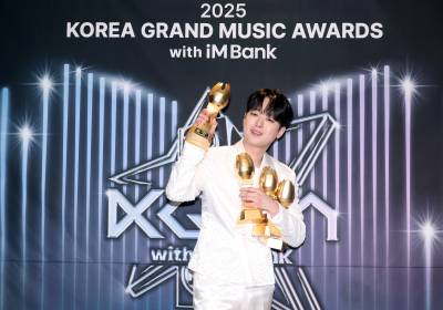 [포토]'4관왕' 이찬원,'트로피 번쩍 들고'