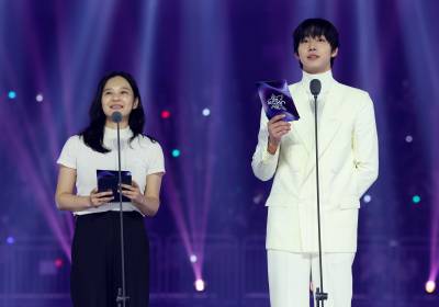 [포토]곽혜은 대표-안효섭, 2025 KGMA 아티스트상 발표