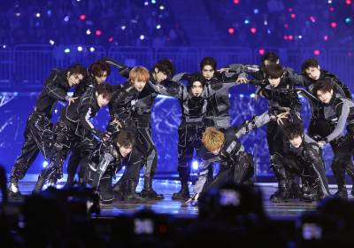 [포토]아이엔아이,무대 꽉 채우는 퍼포먼스