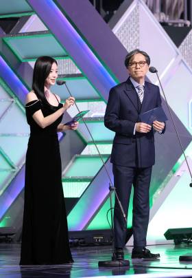 시상자로 호흡 하는 채서안-황원철 iM뱅크 상무