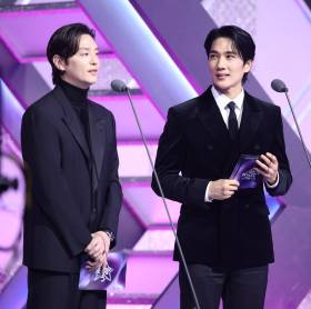 [포토] 권율-엄태구, KGMA 시상자로