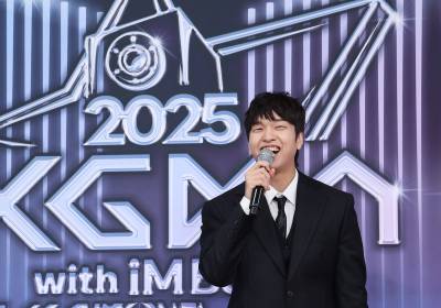 [포토]유재필, KGMA 둘째날 레드카펫 유쾌하게 시작합니다