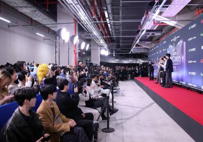 [포토]킥플립,뜨거운 관심 받으며