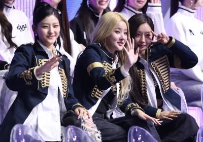 [포토] 키스오브라이프, 손인사로 팬 서비스