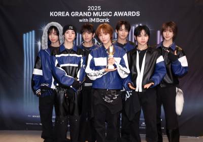 [포토]아이딧,트로피 손에 들고