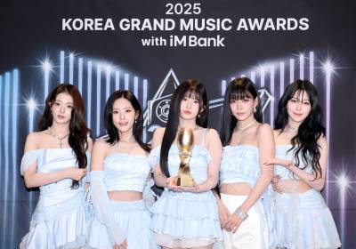 [포토]프로미스나인,KGMA 트로피 들고