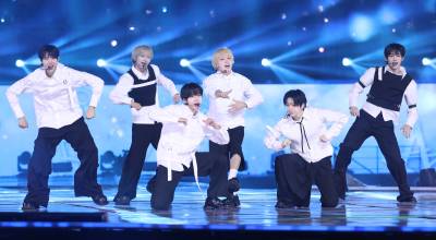 킥플립, ‘대세 신인’ 증명…강렬 가창력·퍼포먼스로 무대 장악 [2025 KGMA]